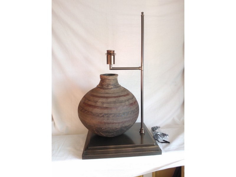 Lámpara de mesa con vasija de barro